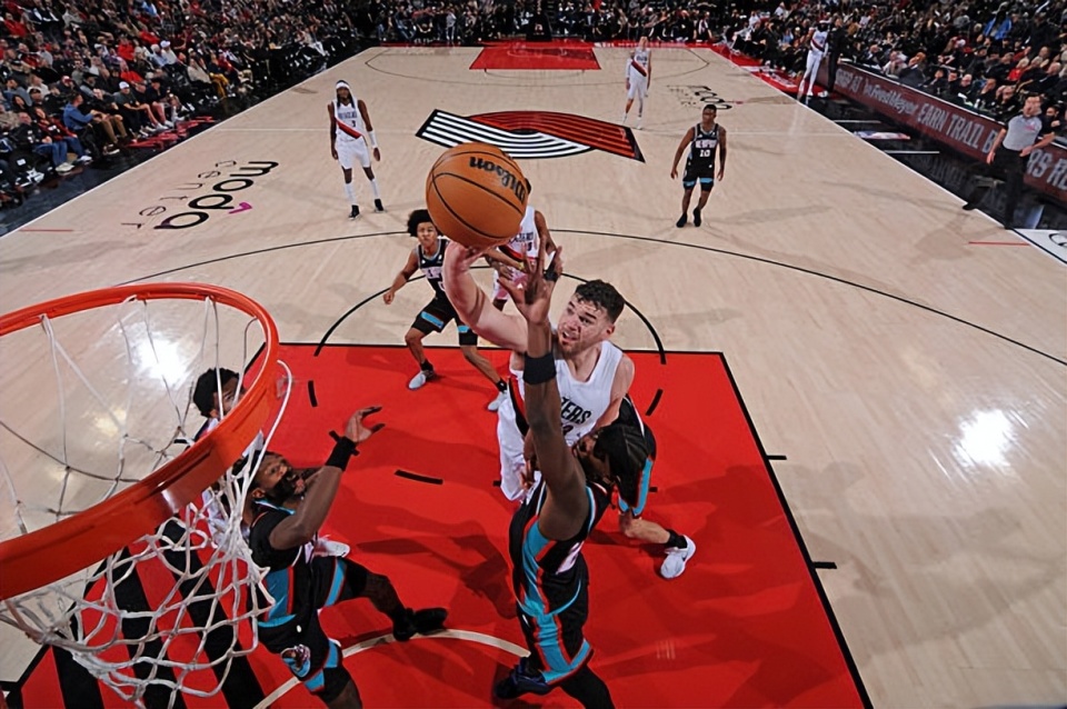 亚博体育-风云突变孟菲斯灰熊集结日外线爆发冲刺阶段洛杉矶快船队长鼓劲，网友：费城76人围绕NBA季后赛战术微调的简单介绍